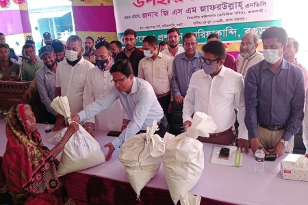 সারিয়াকান্দিতে বন্যার্তদের মাঝে ত্রাণ বিতরণ 